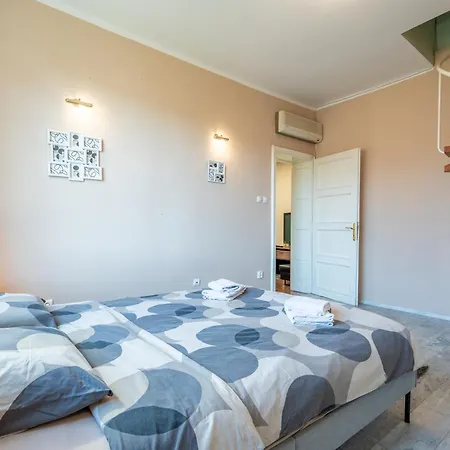 3bdr Vitosha Str With Cinema Apartament *